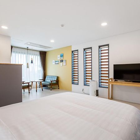 Lunamar Pension Jeju Exterior photo