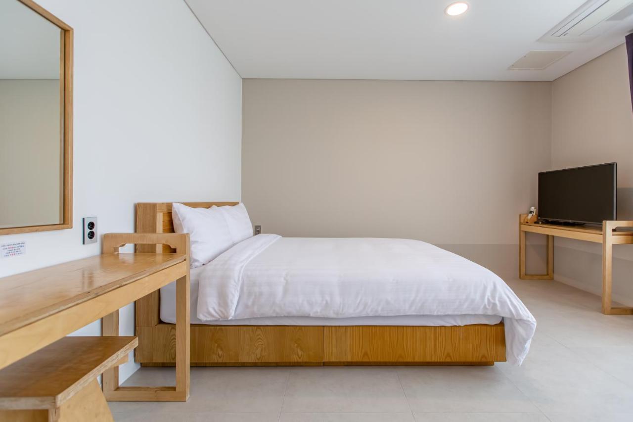 Lunamar Pension Jeju Exterior photo